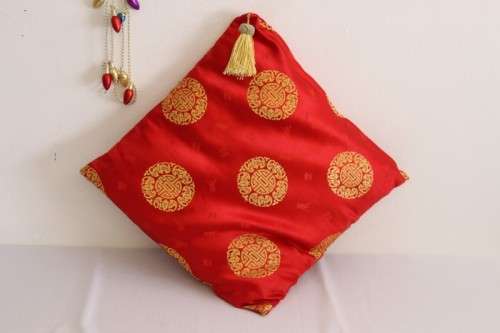 **RS17** A fabulous traditional red and gold oriental tassel-cushion in gorgeous condition