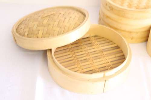 A set of 3x different size (18xm, 25cm & 31cm) natural bamboo steamers including a 2-tier steamer