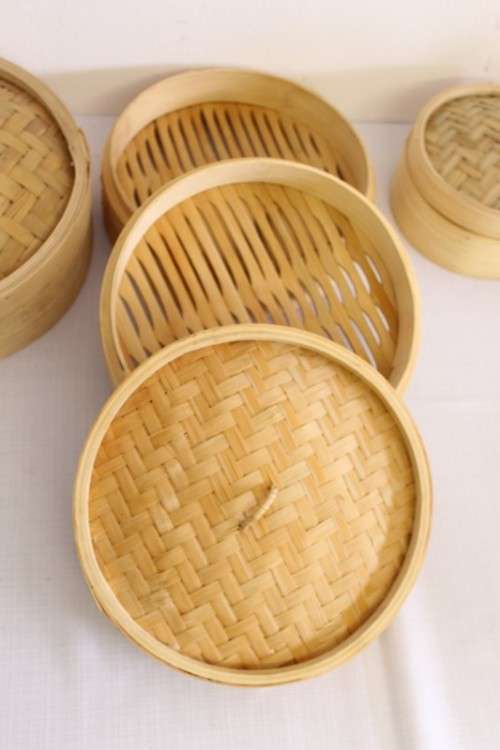 A set of 3x different size (18xm, 25cm & 31cm) natural bamboo steamers including a 2-tier steamer
