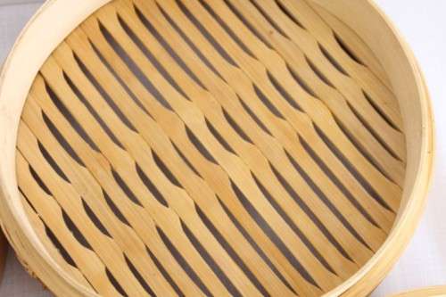 A set of 3x different size (18xm, 25cm & 31cm) natural bamboo steamers including a 2-tier steamer