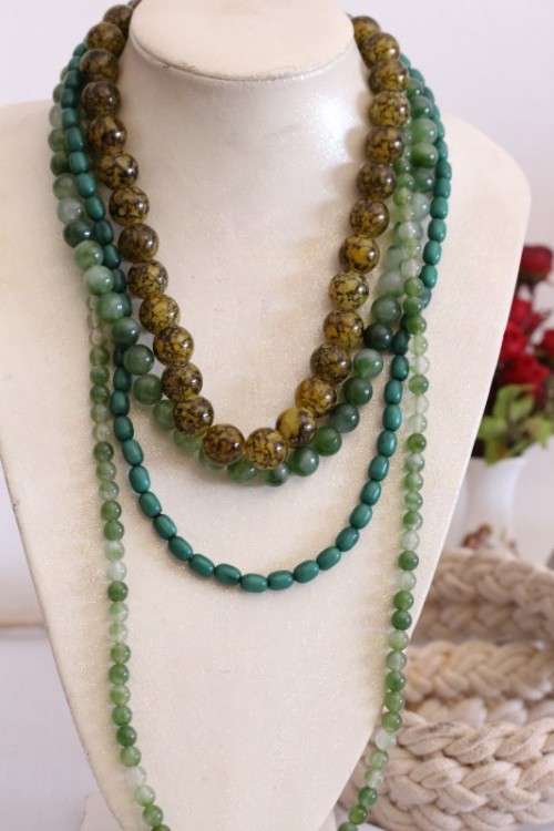 **RS17** A collection of six assorted ladies beaded fashion necklaces in awesome condition
