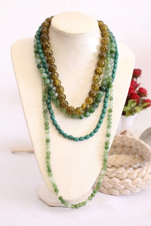 **RS17** A collection of six assorted ladies beaded fashion necklaces in awesome condition