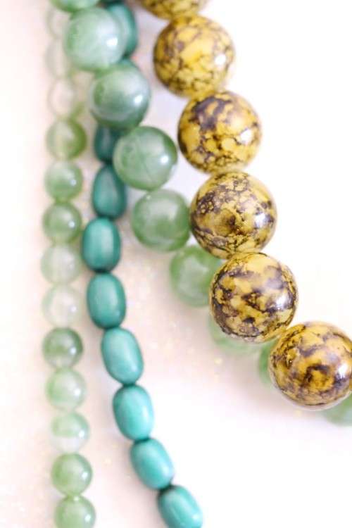 **RS17** A collection of six assorted ladies beaded fashion necklaces in awesome condition