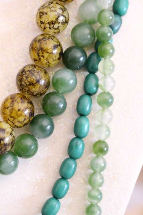 **RS17** A collection of six assorted ladies beaded fashion necklaces in awesome condition