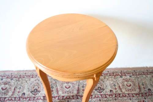 A stunning round vintage Oak occasional/side table with carved detailing.