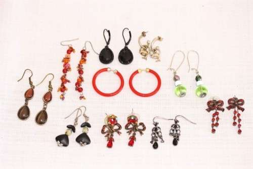 **RS17** A collection of 10x pairs of assorted ladies earrings for pierced ears