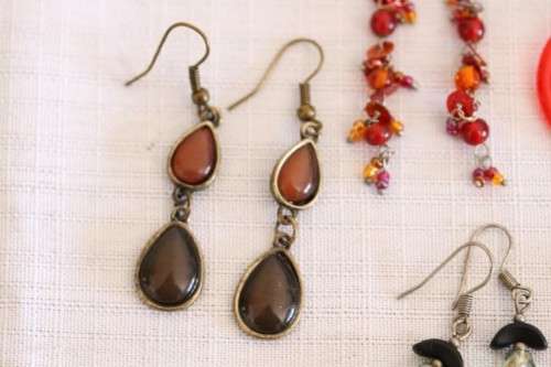 **RS17** A collection of 10x pairs of assorted ladies earrings for pierced ears