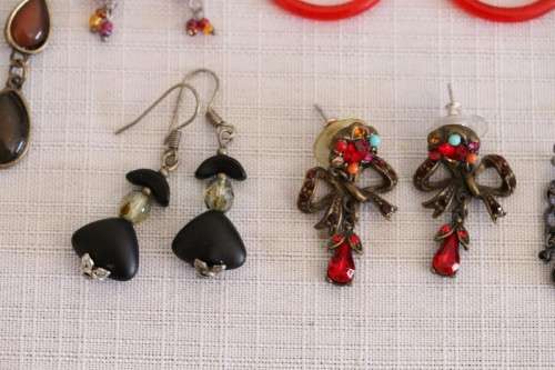 **RS17** A collection of 10x pairs of assorted ladies earrings for pierced ears