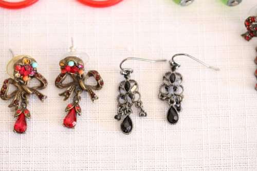 **RS17** A collection of 10x pairs of assorted ladies earrings for pierced ears