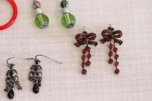 **RS17** A collection of 10x pairs of assorted ladies earrings for pierced ears