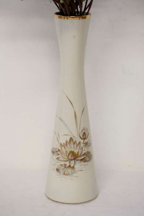 **RS17** Superb Alboth & Kaiser "Bavaria" fine porcelain vase with gold gilding and seerose pattern.