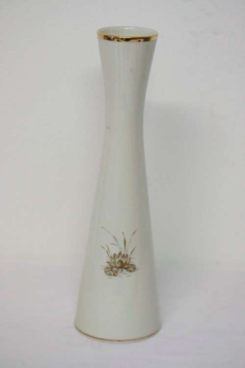 **RS17** Superb Alboth & Kaiser "Bavaria" fine porcelain vase with gold gilding and seerose pattern.