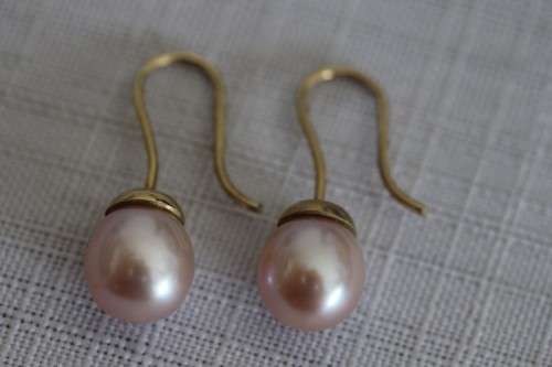 A stunning pair of pink Japanese Akoya pearl earrings with 9ct gold hooks in its original gift box