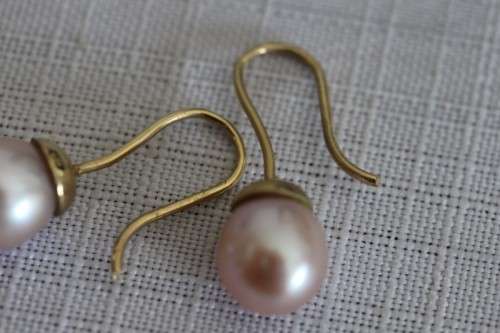 A stunning pair of pink Japanese Akoya pearl earrings with 9ct gold hooks in its original gift box