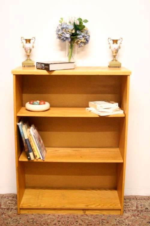 A wonderful sturdy 3-shelf Oak bookcase with clean uncomplicated lines.