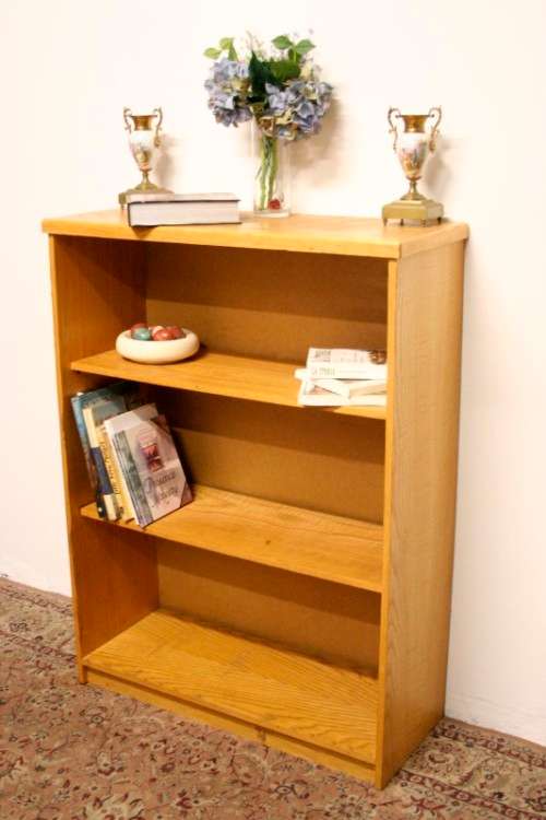 A wonderful sturdy 3-shelf Oak bookcase with clean uncomplicated lines.