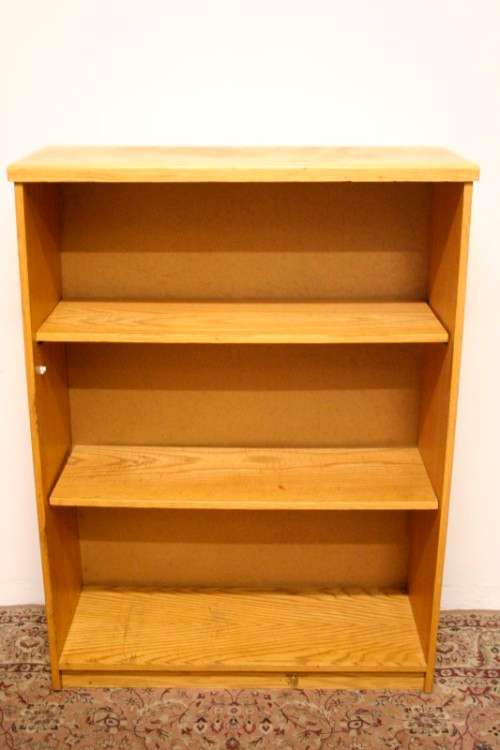 A wonderful sturdy 3-shelf Oak bookcase with clean uncomplicated lines.