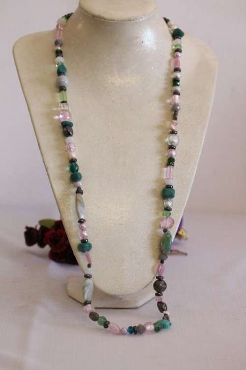 **RS17** An gorgeous collection of 5x assorted ladies beaded necklaces in great condition