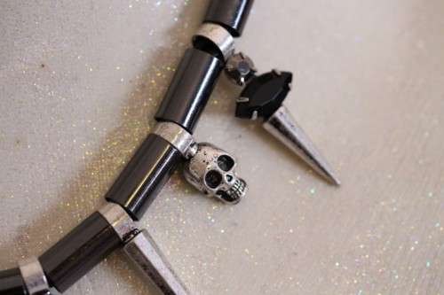 **RS17** An awesome & unusual skull necklace w/ black stones & diamante & a "skull" bracelet