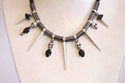 **RS17** An awesome & unusual skull necklace w/ black stones & diamante & a "skull" bracelet