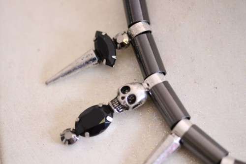 **RS17** An awesome & unusual skull necklace w/ black stones & diamante & a "skull" bracelet