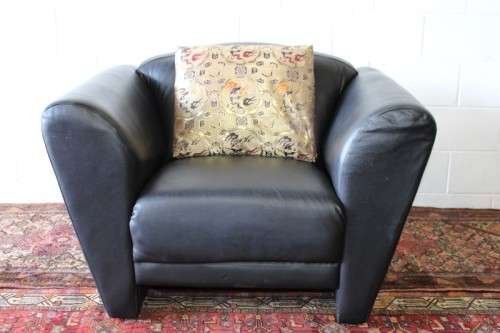 **RS17** A stylish, comfortable modern-styled black leather-feel armchair in awesome condition
