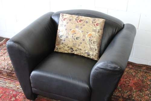 **RS17** A stylish, comfortable modern-styled black leather-feel armchair in awesome condition