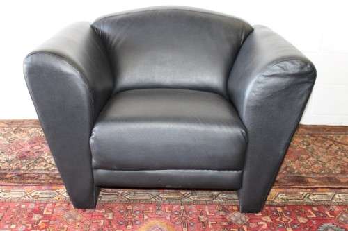 **RS17** A stylish, comfortable modern-styled black leather-feel armchair in awesome condition