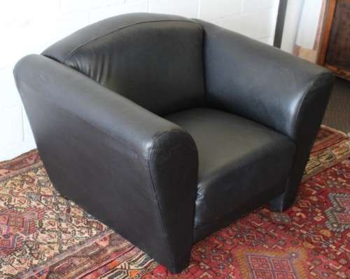 **RS17** A stylish, comfortable modern-styled black leather-feel armchair in awesome condition