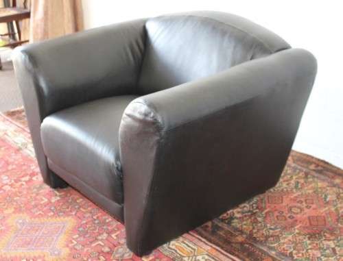 **RS17** A stylish, comfortable modern-styled black leather-feel armchair in awesome condition
