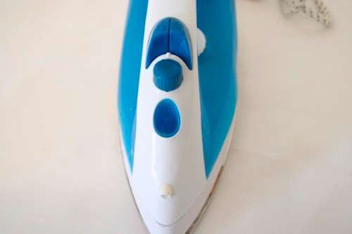 **RS17** A fantastic Logic dry,steam spray surge iron in its box.