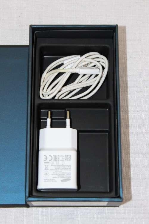 **RS17** Samsung Galaxy S7 Edge w/ cover in the original box w/ charger - great working condition!!