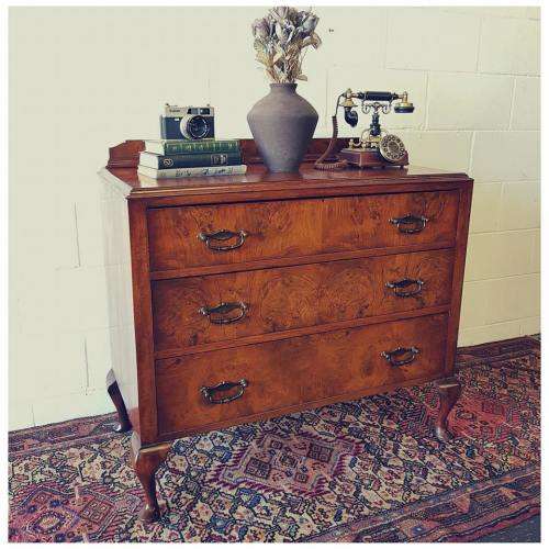 A magnificent Georgian-style Walnut chest of drawers with Queen Anne legs and three spacious drawers