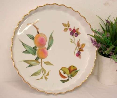A fantastic large (26cm) Royal Worcester "Evesham" oven to table ware dish.
