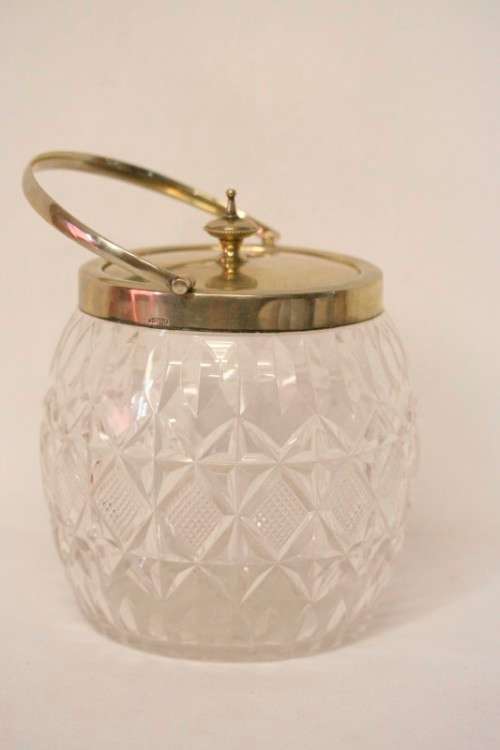 An awesome crystal glass ice bucket w an EPNS handle & lid - ideal for a whisky tray,drinks cabinet