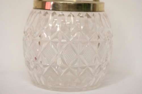 An awesome crystal glass ice bucket w an EPNS handle & lid - ideal for a whisky tray,drinks cabinet