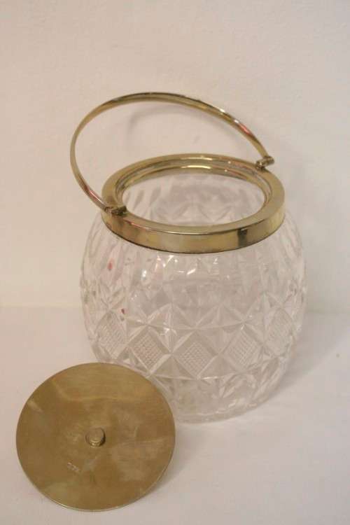 An awesome crystal glass ice bucket w an EPNS handle & lid - ideal for a whisky tray,drinks cabinet