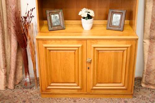 A lovely stylish wooden book case in very good condition. Great in a study, reading room! RS17Sale