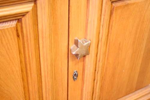 A lovely stylish wooden book case in very good condition. Great in a study, reading room! RS17Sale