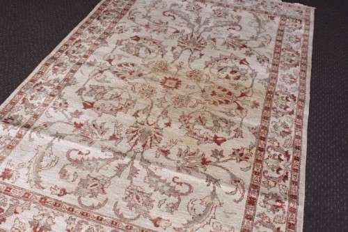 A fantastic large (2.46m x 1.64m) traditional pure wool Chobi Persian carpet - great livingroom size