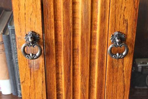 A wonderful Art Deco vintage oak display/ show cabinet with glass doors and carved detailing!