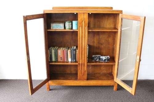 A wonderful Art Deco vintage oak display/ show cabinet with glass doors and carved detailing!