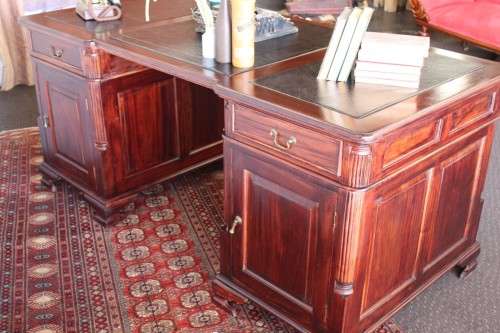 A magnificent vintage Georgian-style Rosewood 10-drawer partners desk w carved detailing - STUNNING!