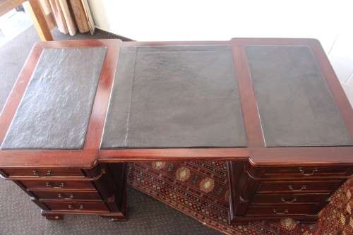 A magnificent vintage Georgian-style Rosewood 10-drawer partners desk w carved detailing - STUNNING!