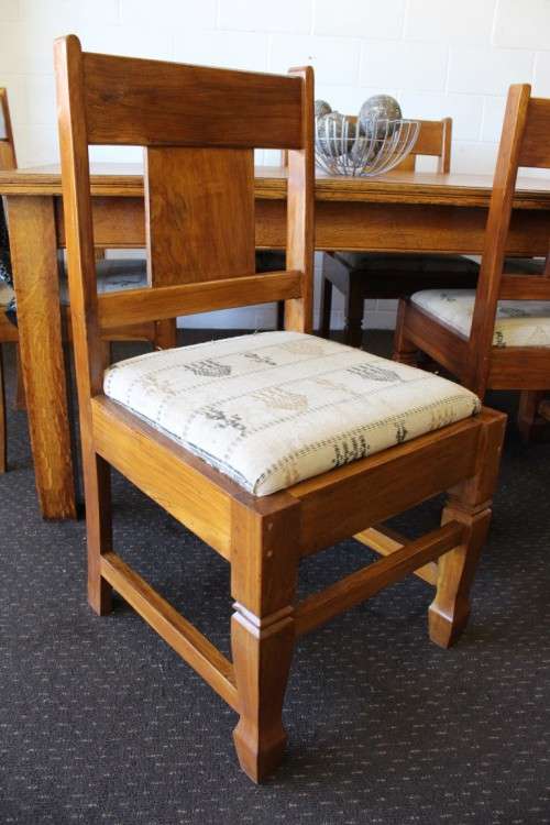 **RS17** A vintage 6-seater Oak dining suite w/ large farmhouse table & 6x Oak dining chairs