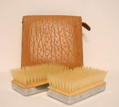 **RS17** A stunning Chromium plated, made in England gentlemans vanity/clothes brush set in a pouch.