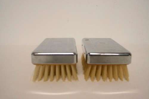 **RS17** A stunning Chromium plated, made in England gentlemans vanity/clothes brush set in a pouch.