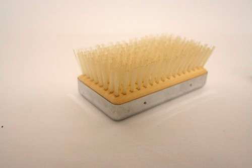 **RS17** A stunning Chromium plated, made in England gentlemans vanity/clothes brush set in a pouch.