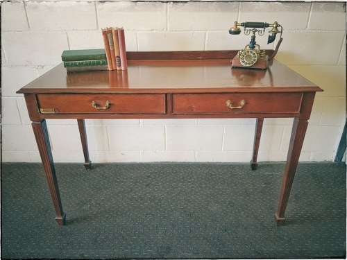 **RS17** A mahogany Regency-style ladies desk/ console table w/ wooden inlays & fluted legs!!