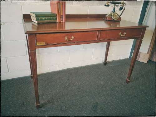 **RS17** A mahogany Regency-style ladies desk/ console table w/ wooden inlays & fluted legs!!